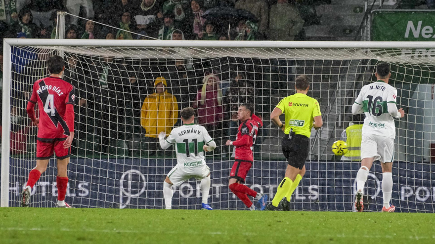Germán Valera marca el 3-0 del Elche contra el Rayo