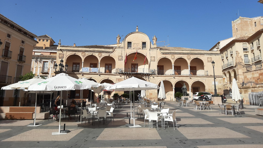 Imagen de la plaza de España con el edificio del Ayuntamiento de Lorca al fondo