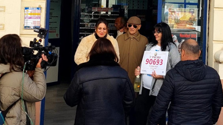 Alegría a las puertas de la administración del Edificio Huelva II, en Jerez