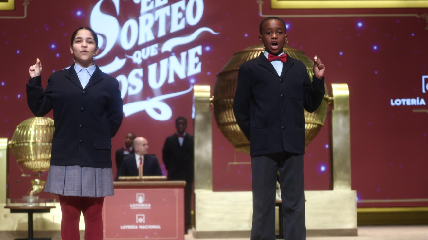 Dos niños del Colegio de San Ildefonso, cantan el 70048 segundo premio de la Lotería de Navidad, durante la celebración del Sorteo Extraordinario de la Lotería de Navidad 2025