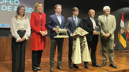 Aarón Palacio recibiendo el ‘Capote de Paseo’ de la Comunidad Autónoma de La Rioja