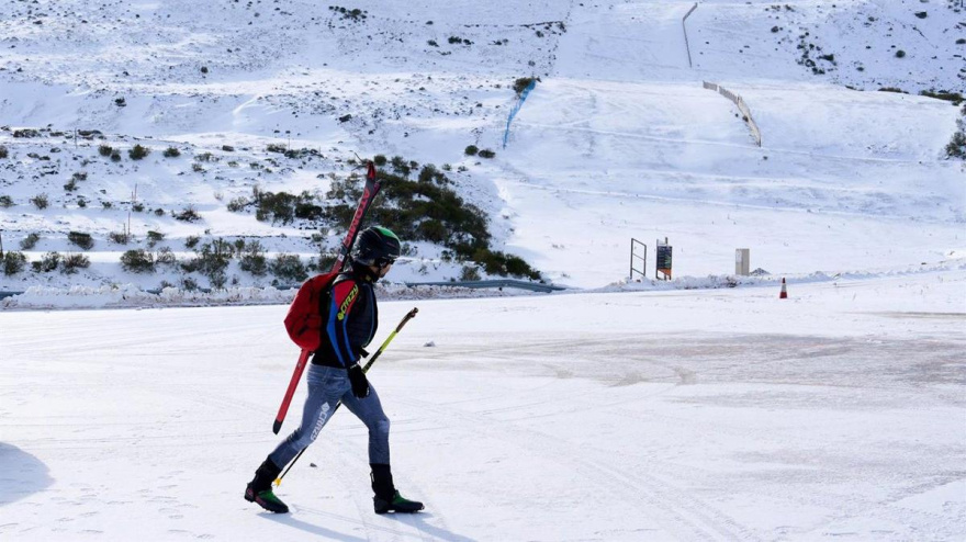 Una persona caminando en la estación de Alto Campoo
