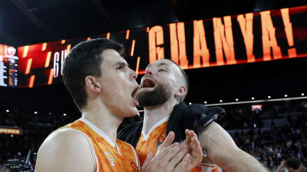 Pradilla y Costello celebran una de las 22 victorias del Valencia Basket esta temporada