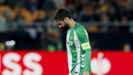 Isco abandona el terreno el juego tras el golpe con Amrabat