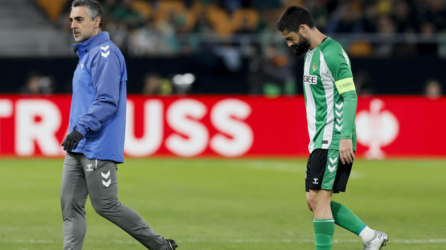 Isco abandona el terreno el juego tras el golpe con Amrabat