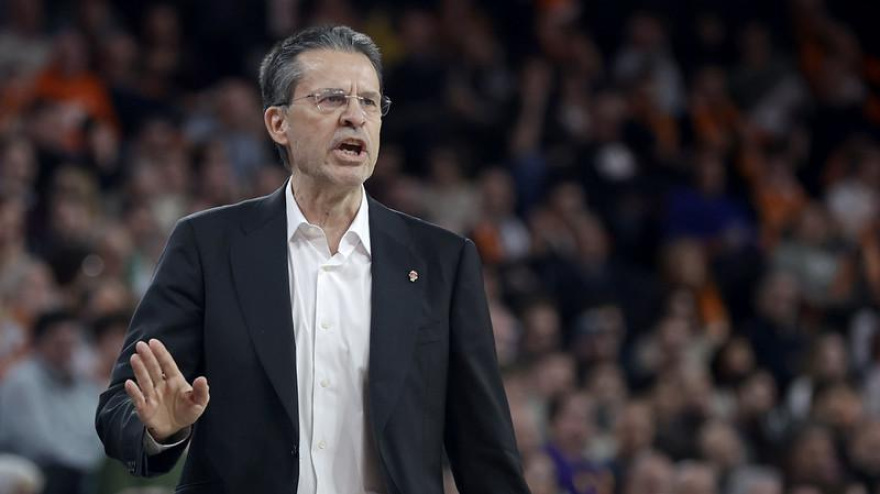 Pedro Martínez pide calma en un encuentro del Valencia Basket