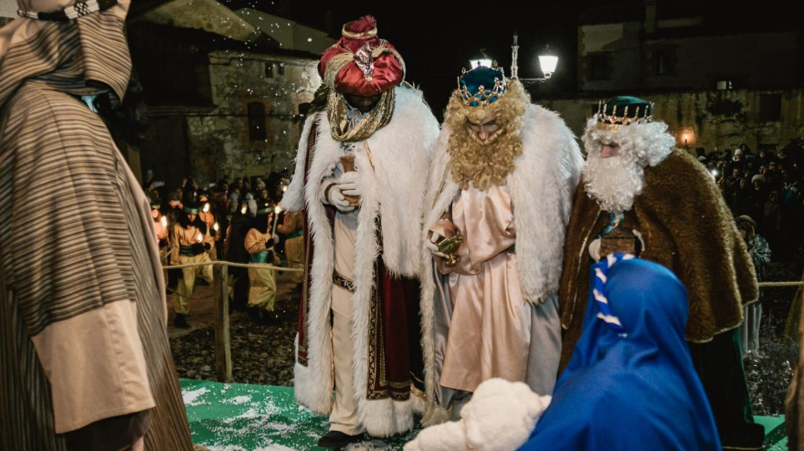 El pueblo de Burgos en el que los Reyes Magos llegan a caballo y sus vecinos recrean un Belén viviente