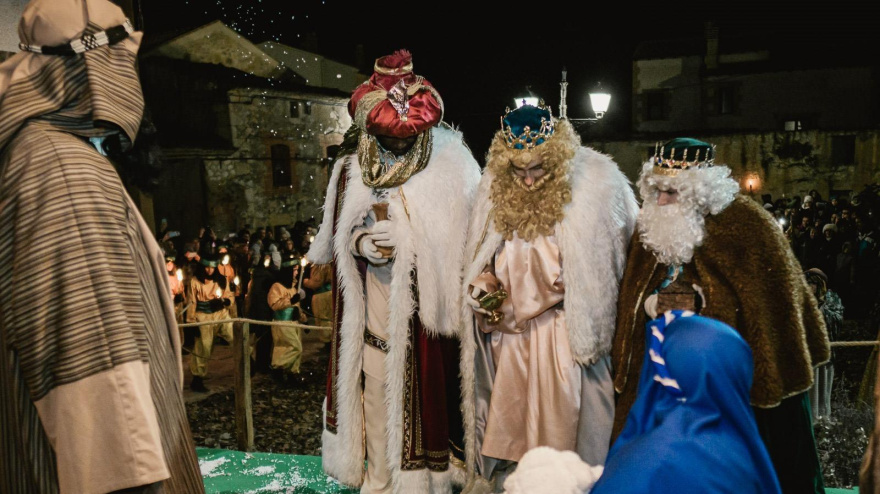 El pueblo de Burgos en el que los Reyes Magos llegan a caballo y sus vecinos recrean un Belén viviente