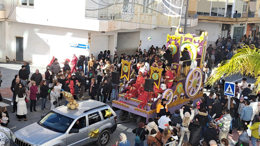 La magia de los Reyes Magos ilumina Almuñécar en una cabalgata para la historia