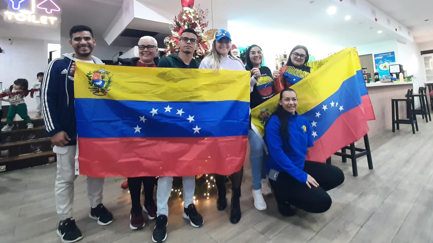 Un grupo de venezolanos residentes en Lorca celebran el derrocamiento de Maduro