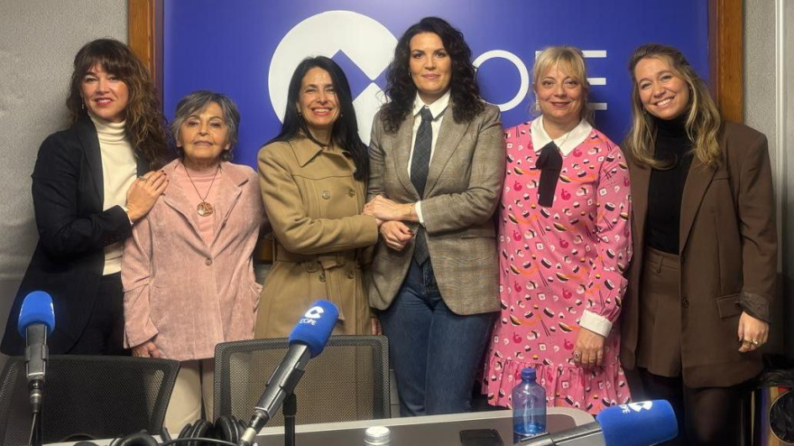Soraya García en el centro arropada por las contertulias de 'La tertulia de mujeres' de COPE MÁS Málaga