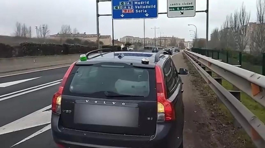 Un policía local de Burgos habla claro sobre las balizas V16 en mitad de una intervención con un coche detenido: "No se ve una mierda"