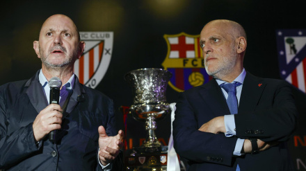 Rafael Louzán, presidente de la RFEF, y Javier Tebas, presidente de LaLiga, visitan la Fan Zone de la Supercopa, este viernes en Yeda.