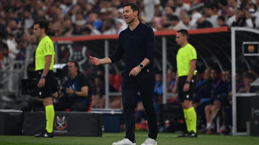 Xabi Alonso da órdenes a los jugadores del Real Madrid durante la final de la Supercopa de España