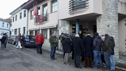 Reunión entre la Comisión de Fiestas de Villamanín y los vecinos premiados con el gordo de la Lotería de Navidad