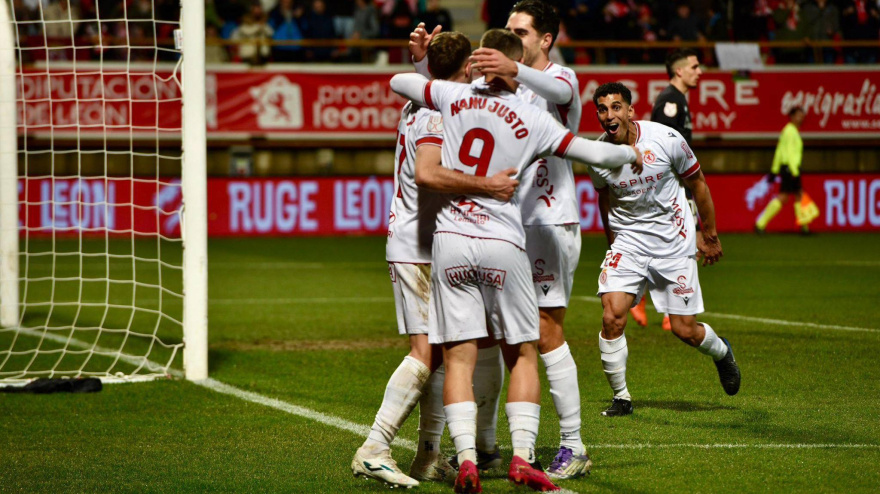 Iván Calero celebra el gol de la Cultural frente al Athletic