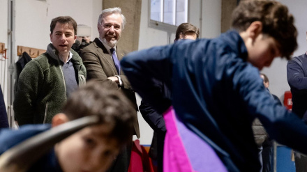 Jorge Azcón, durante su visita a la escuela taurina 'Mar de Nubes'