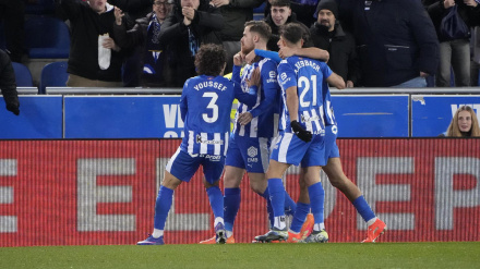 Toni Martínez celebra el 1-0 del Alavés contra el Rayo Vallecano
