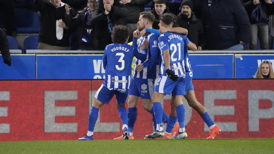 Toni Martínez celebra el 1-0 del Alavés contra el Rayo Vallecano