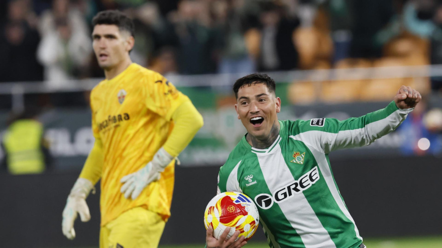 Chimy Ávila celebra el 1-1 del Betis contra el Elche