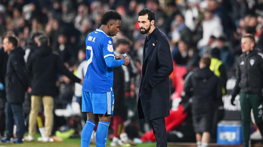 Álvaro Arbeloa y Vinicius Junior del Real Madrid durante el partido de Copa de España, Copa del Rey, octavos de final de fútbol entre el Albacete Balompié y el Real Madrid en el Estadio Carlos Belmonte