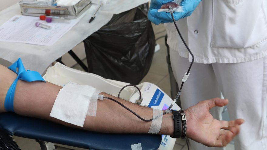 Donación de sangre en el vestíbulo del Hospital Río Carrión de Palencia