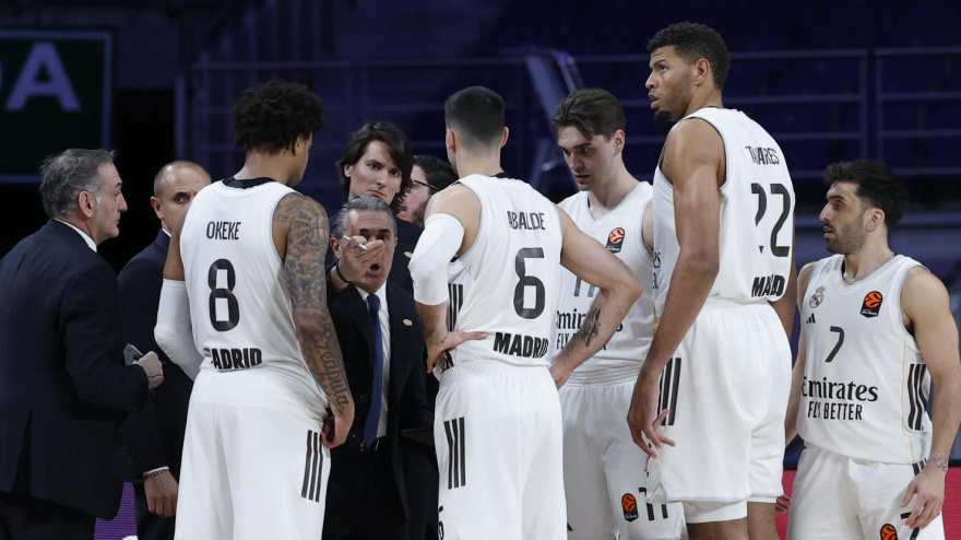 Sergio Scariolo da instrucciones a los jugadores del Real Madrid durante un partido