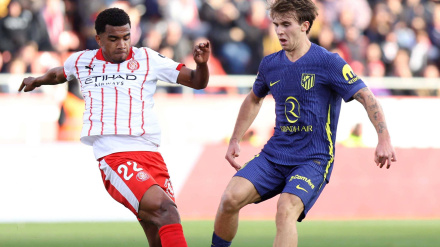 December 21, 2025, Sabadell, Barcelona, Spain: Girona Spain 21.12.2025 Jhon Solis (Girona FC) and Pablo Barrios  (Atletico de Madrid )  battle for the ball during the   La Liga EA Sports between Girona FC and Atletico de Madrid at Montilivi  on 21  December 2025 in Girona. (Credit Image: © Xavi Urgeles/ZUMA Press Wire)