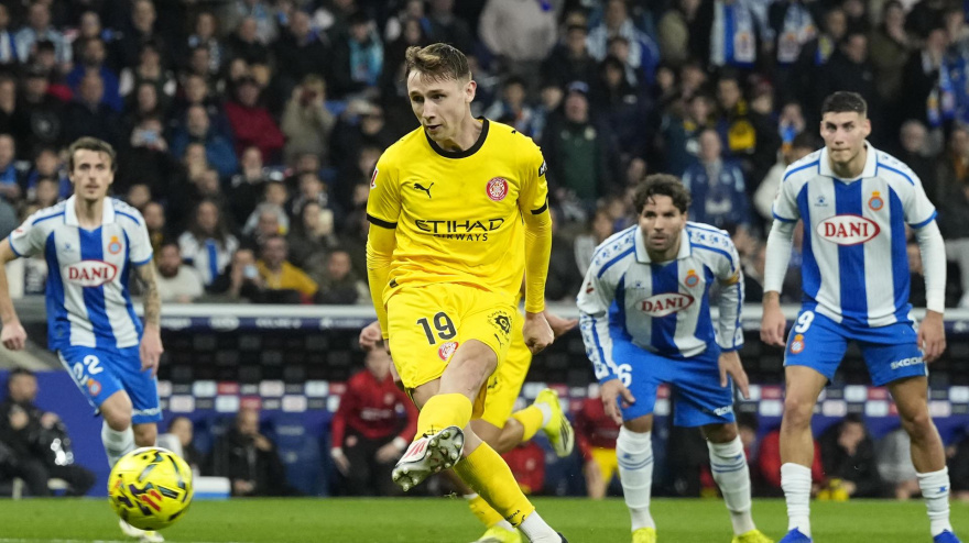 Vanat lanzando uno de los dos penaltis del Girona contra el Espanyol