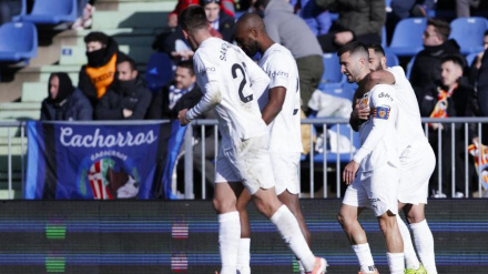 Los jugadores del Valencia celebran el gol de Gayá en Getafe