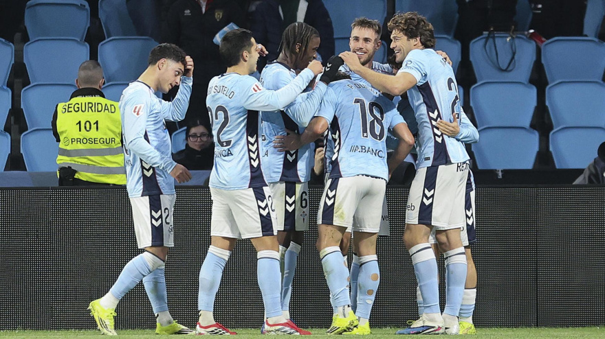 Los jugadores del Celta celebran el gol de Carreira contra el Rayo