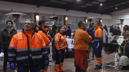 Miembros de Protección Civil en el polideportivo de Adamuz, en Córdoba, al que están siendo trasladados los heridos leves en el accidente de trenes que ha costado la vida al menos a 21 personas