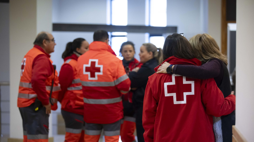 Miembros de la Cruz Roja atiende a familiares de víctimas en el siniestro ferroviario de Adamuz (Córdoba)