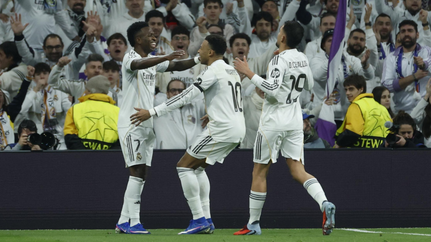 Vinicius celebra su gol junto a Mbappé y Ceballos, en el Real Madrid - Mónaco