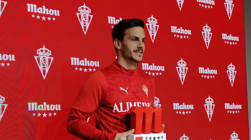 Eric Curbelo recibe el premio Mahou al mejor jugador del Sporting en diciembre