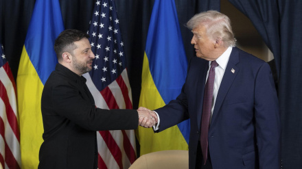 Una foto proporcionada por el Servicio de Prensa Presidencial de Ucrania muestra al presidente de Ucrania, Volodymyr Zelensky (izq.), estrechando la mano del presidente de Estados Unidos, Donald Trump (der.), durante su reunión al margen de la 56ª reunión anual del Foro Económico Mundial (FEM), en Davos.