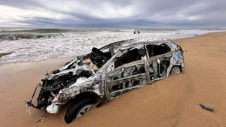 Reaparece en una playa de Vilassar de Mar el coche que un temporal arrastró en diciembre