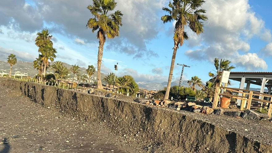 El nuevo espigón de Motril no frena los efectos del temporal y las playas se resienten