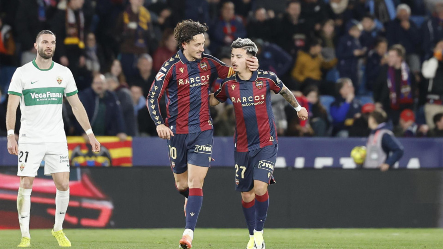 Pablo Martínez celebra el 1-1 del Levante contra el Elche