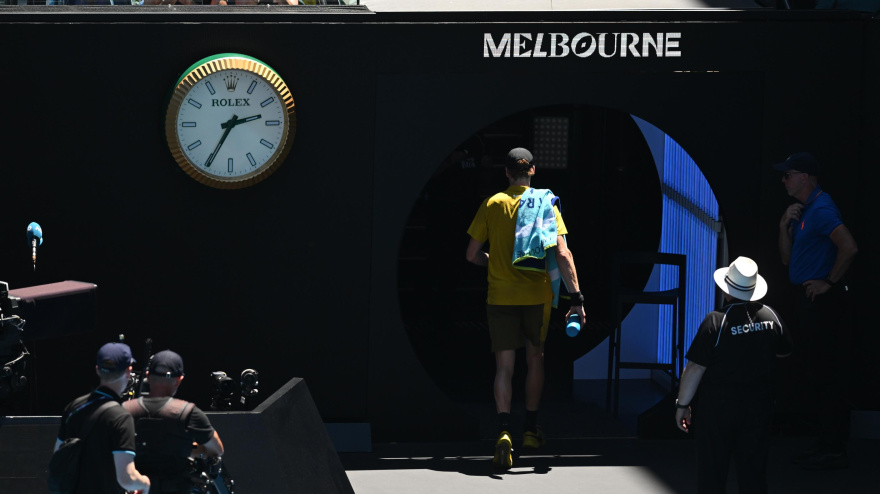 Sinner se marcha a vestuarios tras conceder el juez de silla un parón por el calor.
