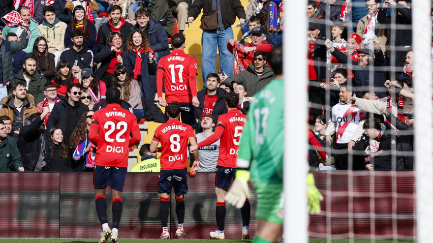 Los jugadores de Osasuna celebran su gol frente al Rayo