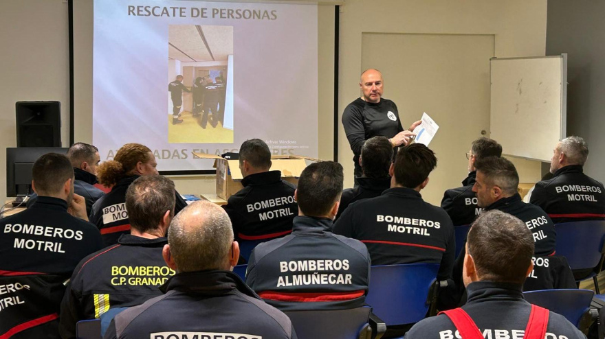 La Costa Tropical refuerza la formación de sus bomberos para el rescate en ascensores de nueva generación