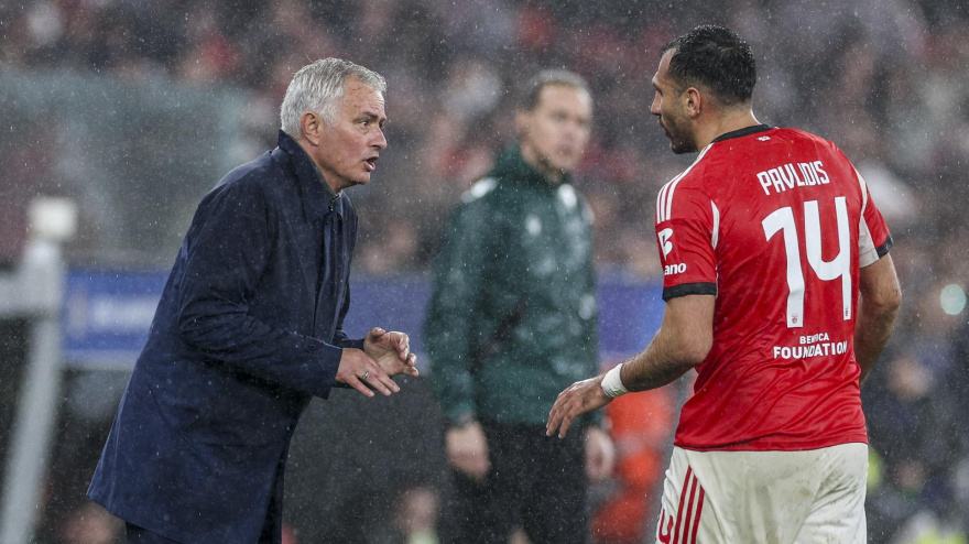José Mourinho hablando con Pavlidis durante el Benfica - Real Madrid