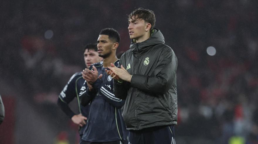 Dean Huijsen del Real Madrid CF saluda a los aficionados durante el partido de la fase 8 de la UEFA Champions League 2025/26 entre el SL Benfica y el Real Madrid C.F. en el Estadio do Sport Lisboa e Benfica
