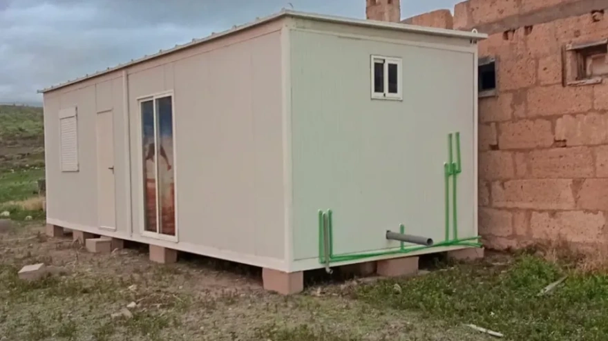Casa contenedor donde viven Jose Luis, su mujer Ángela y su hija. | CEDIDA