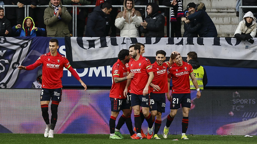 Los jugadores de Osasuna celebran el gol de Víctor Muñoz