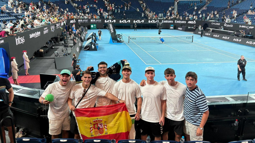 Lucas Melero y su grupo de amigos apoyando a Carlos Alcaraz en Australia.