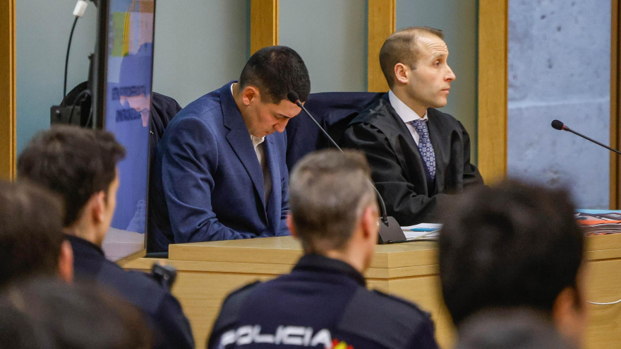 BURGOS (ESPAÑA), 02/02/2026.- El acusado por el homicidio del vallisoletano Sergio Delgado, que en la madrugada del 24 de febrero de 2024, mientras celebraba una despedida de soltero en una zona de copas de Burgos, recibió un puñetazo mortal tras decir que él era de 'Pucela', se sienta en el banquillo de los acusados durante el juicio en su contra que ha empezado este lunes en Burgos y para el que el Ministerio Fiscal pide doce años de prisión, y diez más de libertad vigilada. EFE/Santi Otero