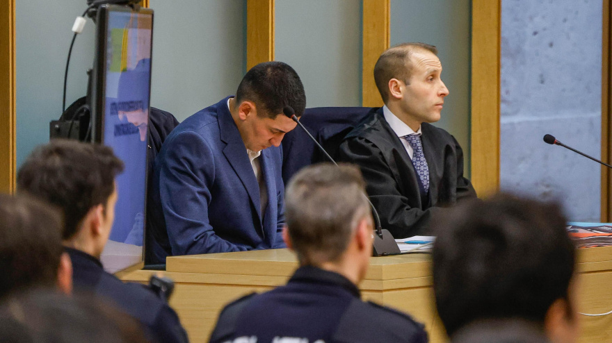 BURGOS (ESPAÑA), 02/02/2026.- El acusado por el homicidio del vallisoletano Sergio Delgado, que en la madrugada del 24 de febrero de 2024, mientras celebraba una despedida de soltero en una zona de copas de Burgos, recibió un puñetazo mortal tras decir que él era de 'Pucela', se sienta en el banquillo de los acusados durante el juicio en su contra que ha empezado este lunes en Burgos y para el que el Ministerio Fiscal pide doce años de prisión, y diez más de libertad vigilada. EFE/Santi Otero