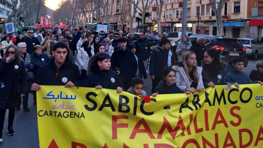 Manifestación por el Paseo Alfonso XIII de trabajadores y familiares